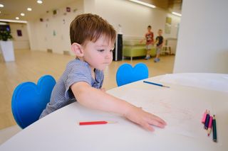 Te choroby królują teraz na oddziałach pediatrycznych. Lekarka: „Polecam wykonanie wymazu” 