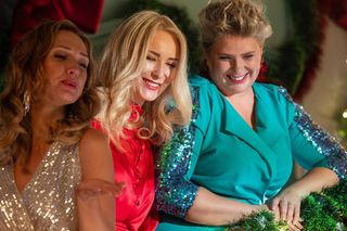 Barwy szczęścia, świąteczny teledysk: Aldona (Elżbieta Romanowska), Asia (Anna Gzyra), Bożena (Marieta Żukowska)