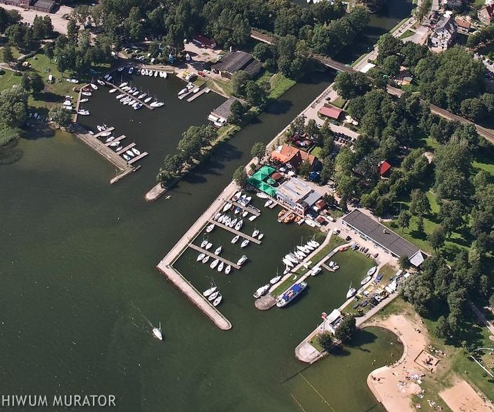 Miedzyszkolna Baza Sportow Wodnych nad Niegocinem i port z lotu ptaka  