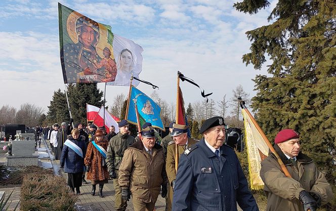 Kłobuck. Grób księdza Grzegorza Dymka. Duchowny padł ofiarą zabójstwa [ZDJĘCIA]