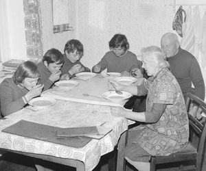 QUIZ PRL. „Jutro będzie futro!” Powiedzenia naszych rodziców, które ukształtowały Polaków z pokolenia PRL-u