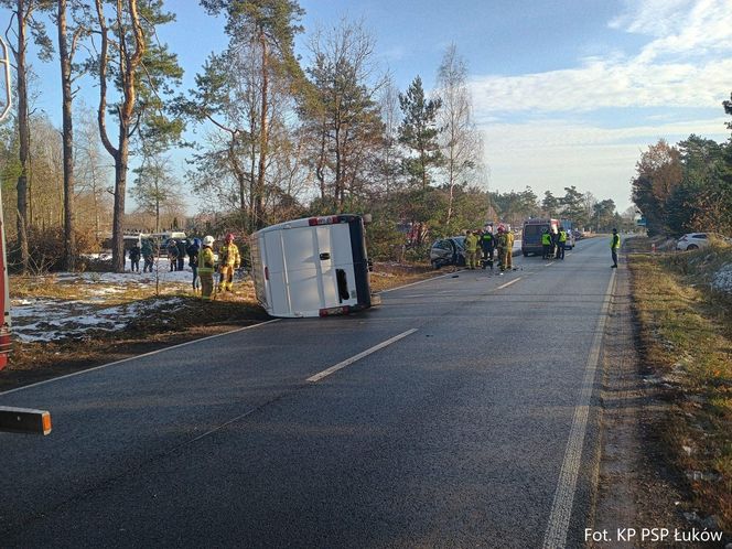 Jedlanka: Bus zderzył się z osobówką. Jedna osoba została poszkodowana