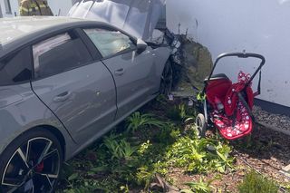 50-latek zasłabł za kierownicą. Wjechał osobówką w kobietę z dzieckiem!