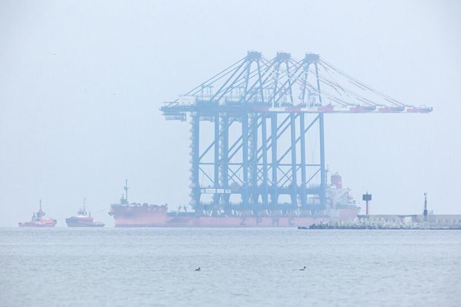 Gdańsk. Do nabrzeża Terminalu T3 na terenie Baltic Hub przybił statek Zhen Hua 32, na pokładzie którego do portu przypłynęły trzy ogromne suwnice przeznaczone do obsługi kontenerowców przy terminalu T3