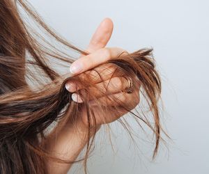 Włosy potrzebują regeneracji po zimie. Te porady pomogą im odżyć