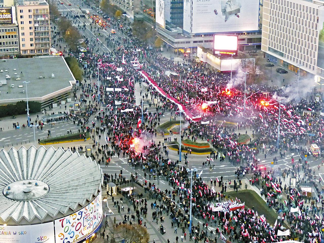 Bandyci podpalili stolicę