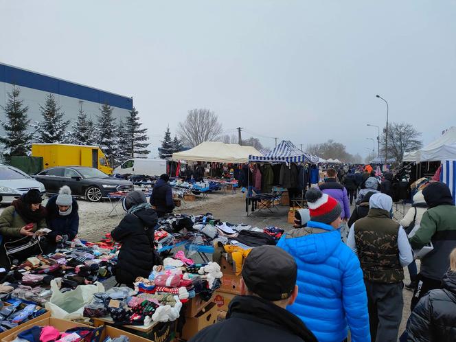 Giełda samochodowa w Łodzi. Przyciąga klientów, ale sprzedawcy nie są zadowoleni