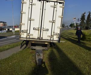 Kierowca ciężarówki zgubił naczepę w Tarnowie