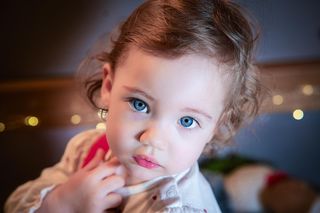 Chorą Nadię leczy czuły dotyk. To jedyne takie dziecko na świecie