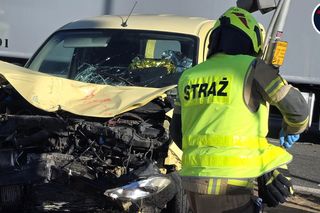 Osobówka zderzyła się z samochodem ciężarowym. 9-letni chłopczyk trafił do szpitala. „Trwają czynności”