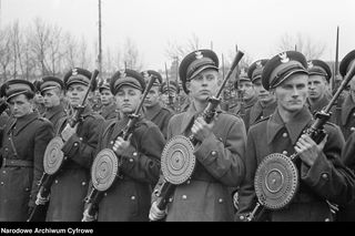 QUIZ PRL. Od Lenino do „fali”: Sprawdź, czy przetrwałbyś w wojsku PRL. Tylko dla orłów!