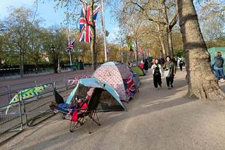 Oczekiwanie na koronację króla Karola III. Ludzie z całego świata rozbijają obozowiska pod Pałacem Buckingham