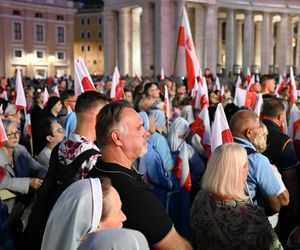 Zło dobrem zwyciężaj. Setki osób czuwały w Watykanie w rocznicę wyboru Jana Pawła II