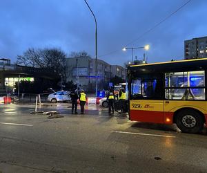 Autobus miejski zmiótł taksówkę! Ratownicy reanimowali rannego