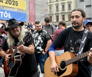 Gitarowe granie z zespołem Dżem na Rynku w Katowicach