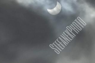 Niesamowity widok! Częściowe zaćmienie słońca w Lublinie w obiektywie Czytelników