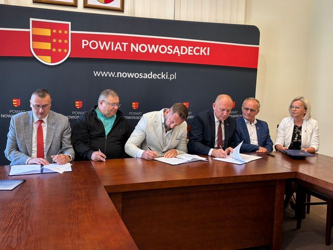 Podpisanie umowy na utworzenie w Krynicy-Zdroju klasy o profilu hokejowym