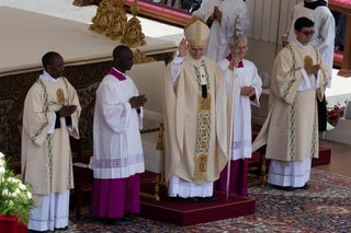 Leon XIV jak Jan Paweł II. Zrywa z tradycją Benedkta XVI, którą uszanował nawet Franciszek
