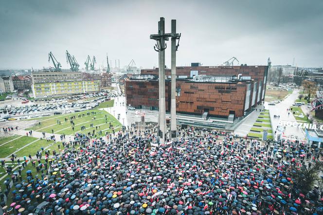 Organizatorzy manifestacji liczyli na 500 osób, demonstrowało jednak  - według niektórych szacunków - aż 5 tysięcy ludzi.