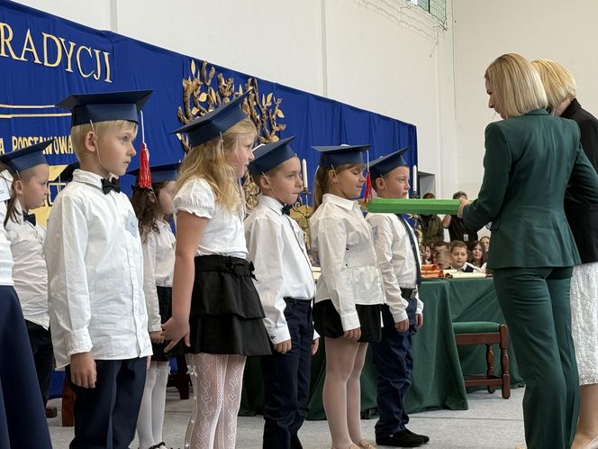 Pierwsza Dama uczciła z uczniami 100 lat od nadania imienia Stefana Batorego Szkole Podstawowej w Liwie