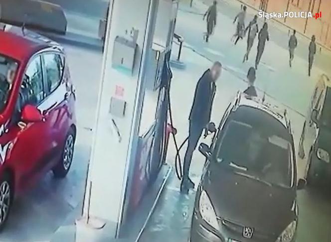 Nielegalni imigranci zatrzymani w Katowicach. Policjanci podzielili się z nimi jedzeniem i piciem [ZDJĘCIA, WIDEO]