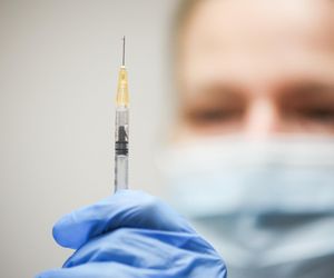 Coraz więcej przypadków COVID-19 w Polsce. Do kraju jedzie milion dawek darmowej szczepionki!