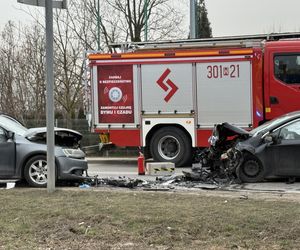 Czołowe zderzenie z nieoznakowanym radiowozem! Ranne cztery osoby, w tym policjanci 