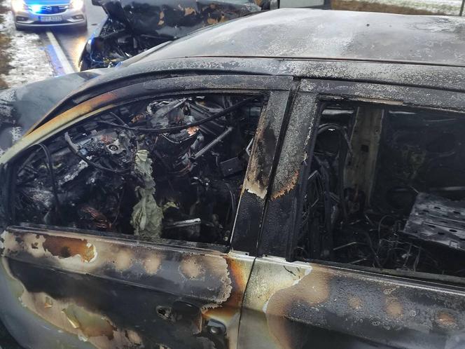 Śmiertelny wypadek pod Opocznem. 21-latek wyciągnięty przez świadków z płonącego auta
