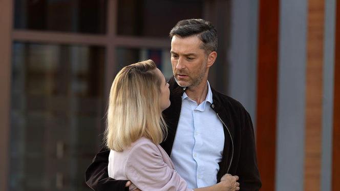 Na dobre i na złe odc. 902. Marcin Molenda (Filip Bobek), Dominika (Paulina Gałązka)