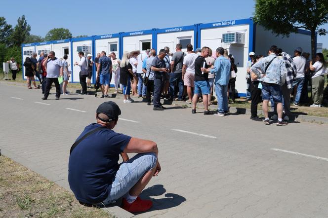 Kolejka do losowania miejsc w tymczasowych kontenerach handlowych