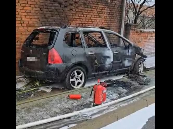 Pijany kierowca uderzył samochodem w budynek. Auto stanęło w ogniu, pożar przeniósł się na budynek