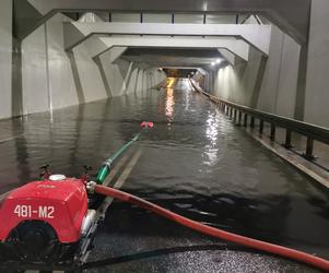 Zniszczona droga w Dominicach, zalany tunel drogowy w Kościanie