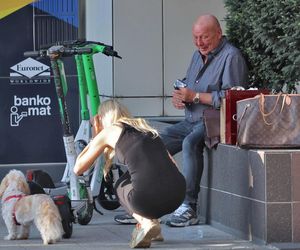 Jasnowidz Jackowski przyłapany w Warszawie. Młodsza, atrakcyjna kobieta i luksusowe zakupy