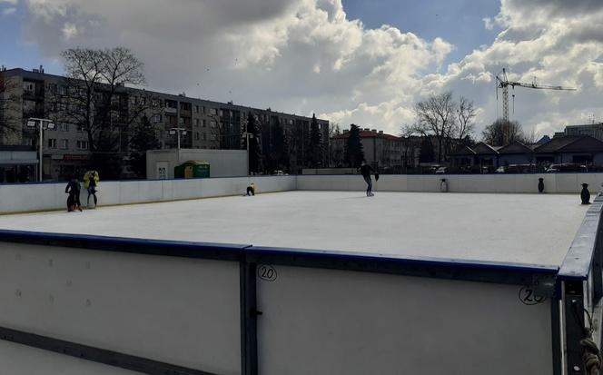 To już ostatnia szansa na łyżwy.  Wiosna pokonała sztuczne lodowisko w Nowym Sączu.