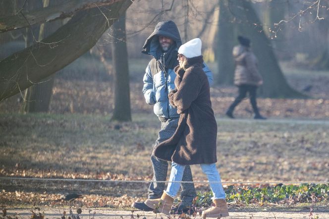 Agnieszka Kaczorowska i Marcin Rogacewicz  na spacerze