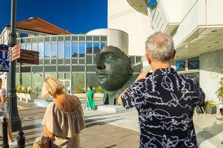 Rzeźba „Tindaro” Igora Mitoraja z placu Trzech Krzyży sprzedana za rekordową kwotę 6,89 mln zł