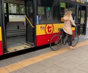  Awantura o przewóz roweru w autobusie w Warszawie. Kierowca nie wpuścił rowerzystki w ulewę. „Jest pani młoda, ma pani siłę, żeby jechać na rowerze”