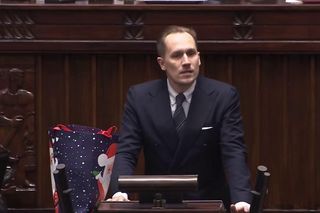 Poseł Berkowicz przekazał Tuskowi spodnie