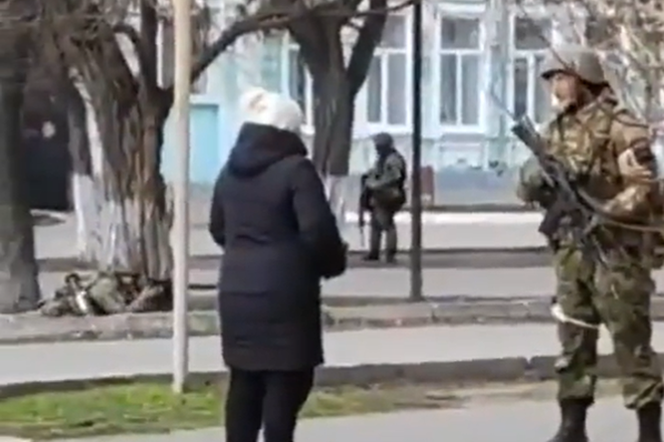 Ukrainka zwróciła się do rosyjskiego żołnierza. Mężczyzna jej odpowiada! [WIDEO] 