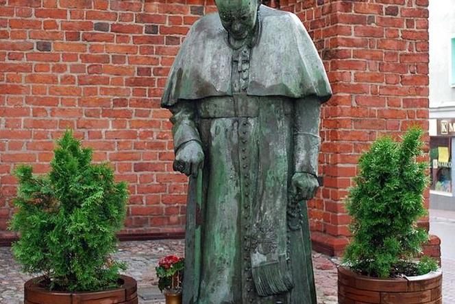 Gdańsk. Zdewastował pomnik Jana Pawła II i jeszcze się tym chwalił! Takiej kary się nie spodziewał