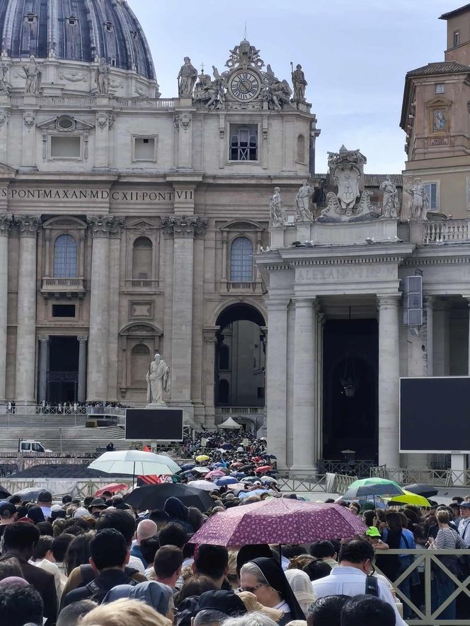 Rzym. Wierni czekają, by złożyć hołd papieżowi Franciszkowi