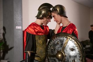 Na Wspólnej odc. 2856 opis, streszczenie: Czarek pocałuje Franka? 