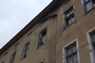 Lecą tynki z dawnego budynku kolejowego przy ul. Dworcowej