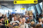 Ludzie oczekujący na przylot Sławosza Uznańskiego-Wiśniewskiego w Porcie Lotniczym Chopina w Warszawie