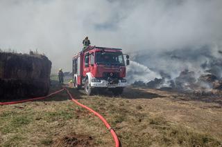Ogromny pożar pod Braniewem. 1000 balotów słomy w ogniu [ZDJĘCIA]
