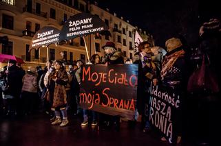 Nie mów mi, co mam robić. Protest kobiet w Krakowie [GALERIA ZDJĘĆ, AUDIO]