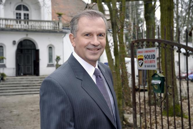 Tomasz Stockinger przed willą z "Klanu"