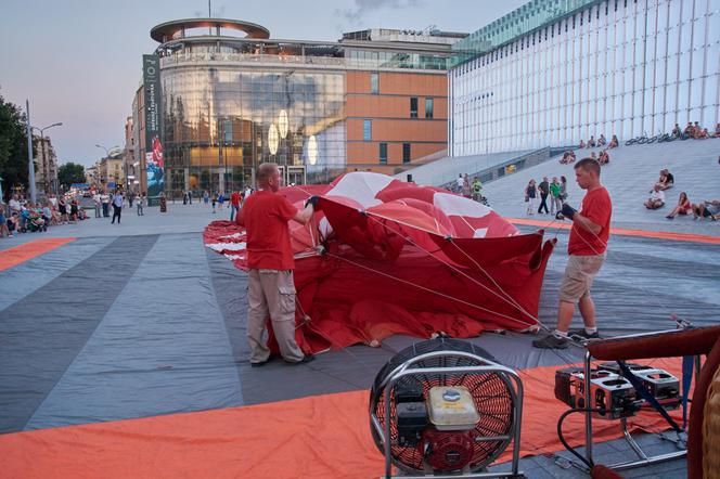 Balony gotowe do startu. Nocny pokaz przed Centrum Spotkania Kultur