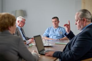 Na Wspólnej odc. 4077. Krystyna Agier (Małgorzata Knothe), Lew Nalepa (Przemysła Sadowski)