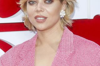 Premiera Listów do M. 5. Woźniak-Starak cała w cekinach, Dygant z dekoltem